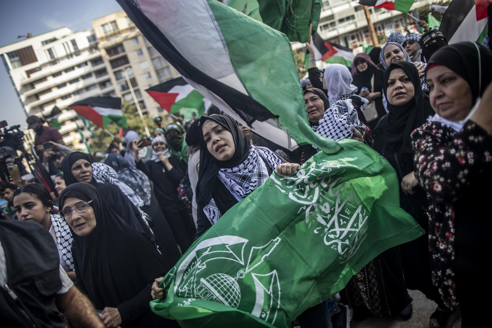 Miles de personas se concentran en el centro de Beirut durante una protesta convocada por grupos islámicos y el grupo militante palestino Hamas en solidaridad con los palestinos de Gaza. Foto BRUNO THEVENIN