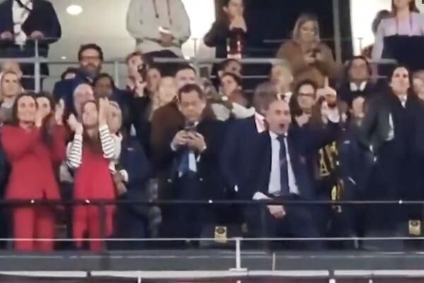 Rubiales haciendo una demostración de hombría en el palco de autoridades durante la final del Mundial femenino de fútbol