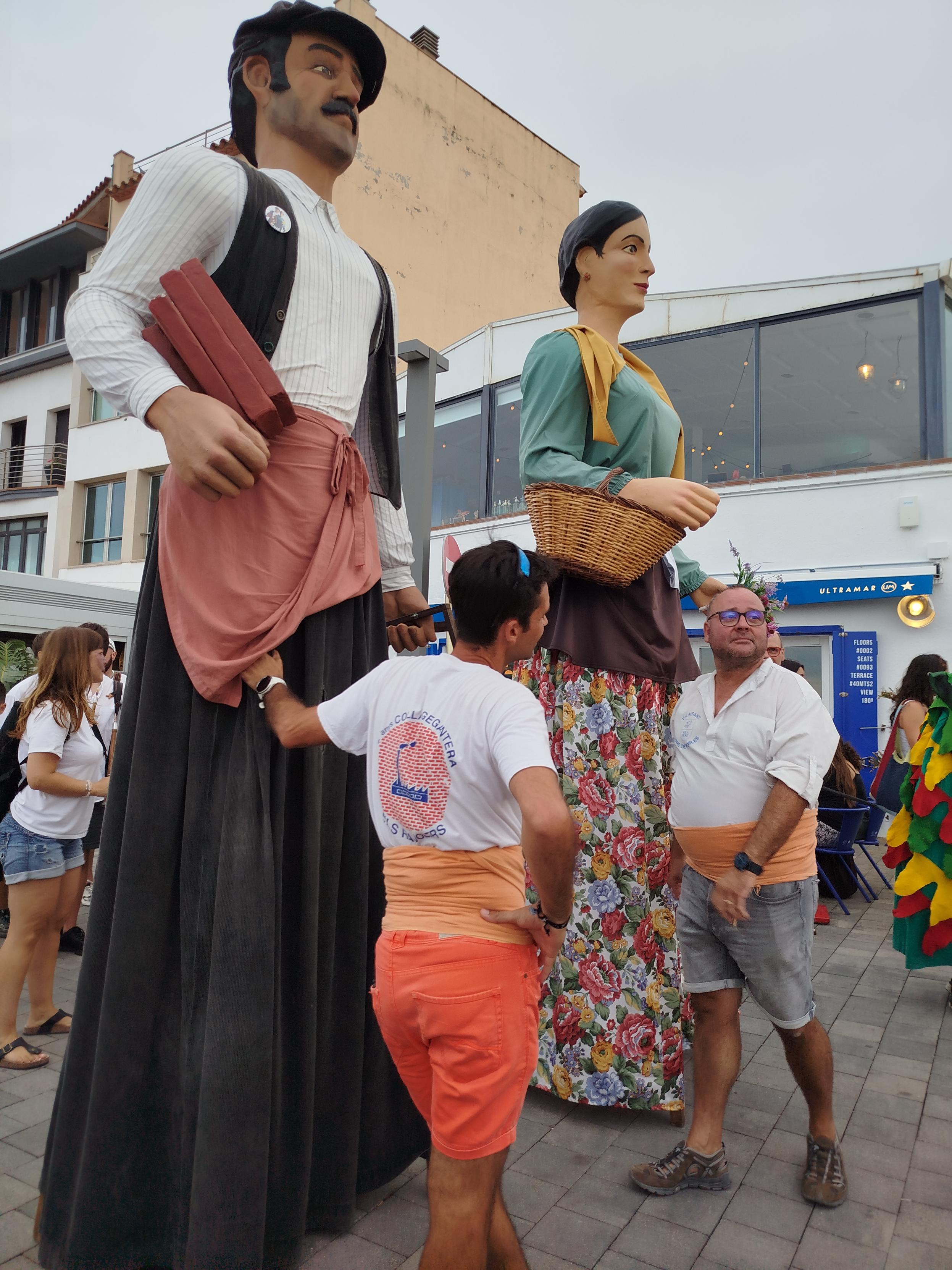 Bi erraldoi eta bi konpartsa kide, erraldoiak dantzatzen dituztenak, deskantsuan. Bi erraldoi eta bi konpartsa kide, erraldoiak dantzatzen dituztenak, deskantsuan.
