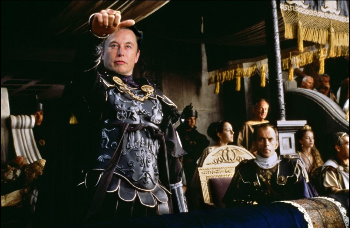 Imagen de la película Gladiator donde el emperador Comodo, desde el palco del Coliseo, se dipone a decidir si perdona la vida o no a un gladiador con el pulgar, solo que en vez de la cara de Joaquin Phoenix tiene la cara de Elon Musk.