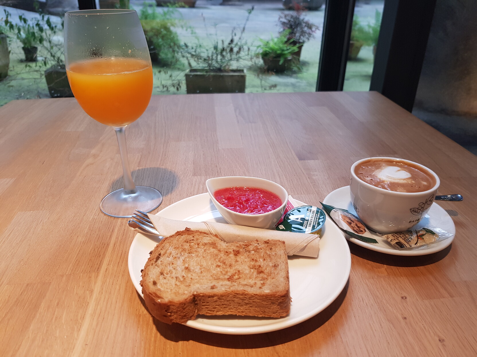 Olano tabernako gosaria: ogi xigortua, tomate natural txikitua olioarekin, kafesnea eta laranja zuku naturala.