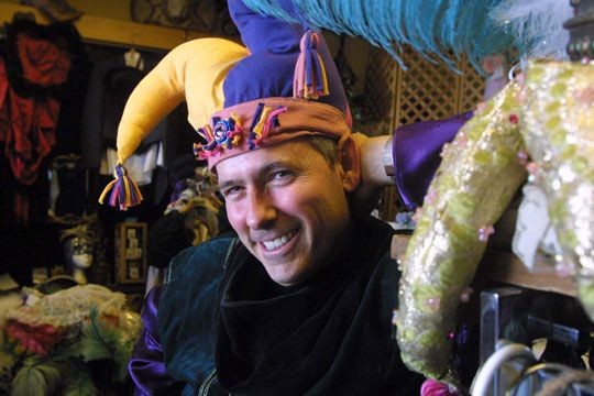 Fotografía de Bogdonoff, hombre blanco de mediana edad, sonriendo a cámara ataviado con un vestido de bufón medieval.