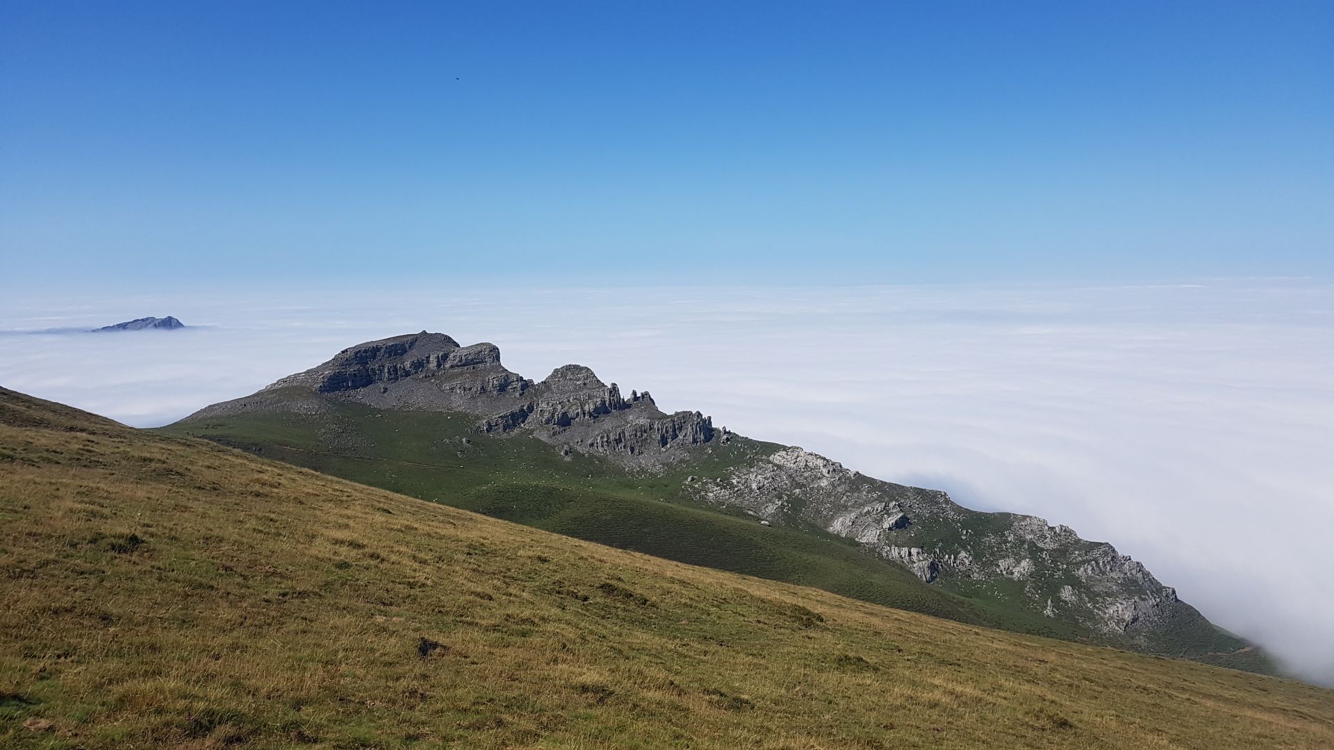 Fantasia dexenterekin idatzitako testuan idatzitakoa ikusten da argazkian. Eguraldi eguzkitsua dago goietan