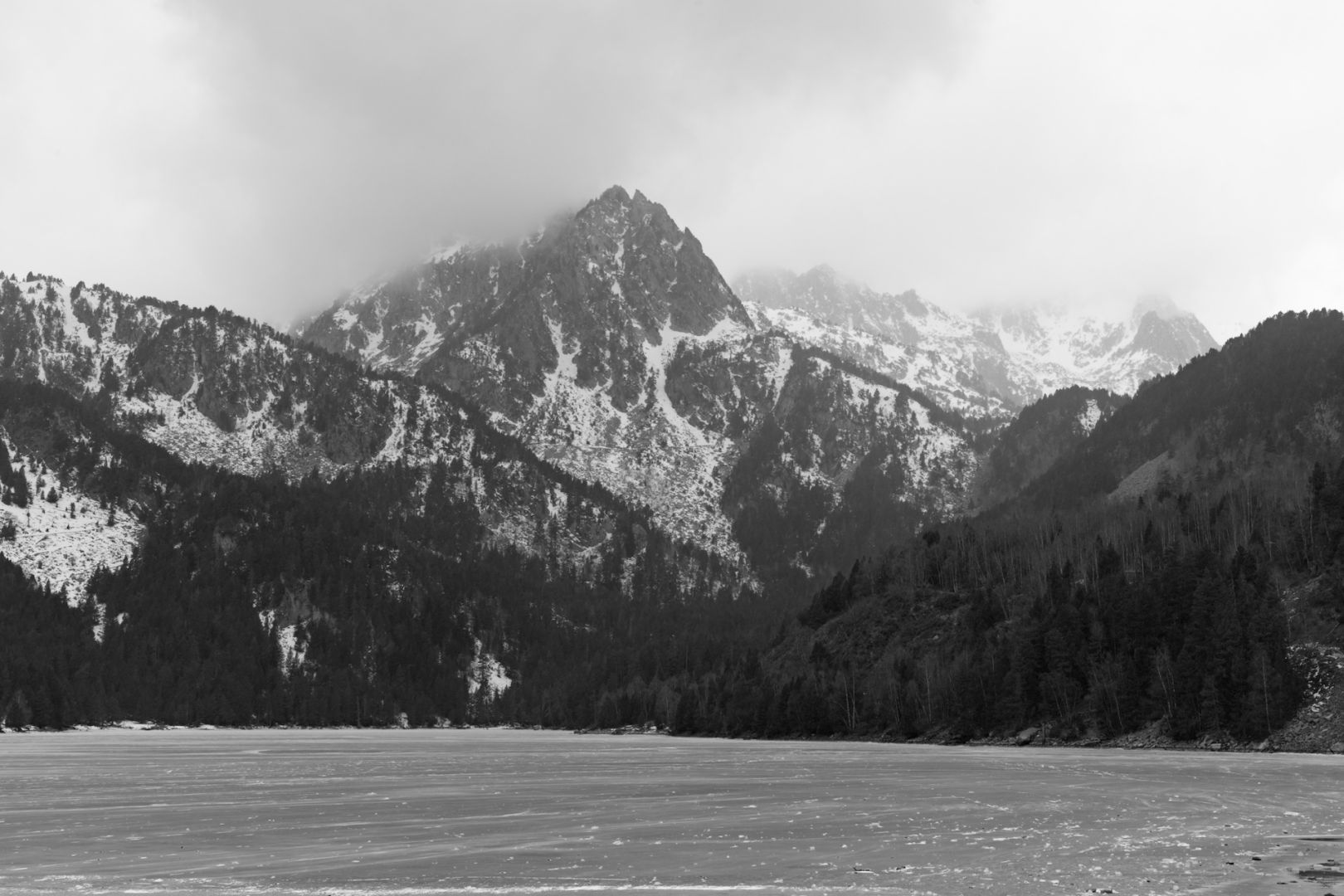 Muntanyes d'Aigües i Estany de Sant Maurici gelat.