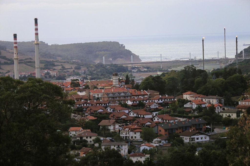 La fábrica de Petronor puso fin a las marismas formadas por la desembocadura del río Barbadun en Muskiz, municipio con la tasa de mortalidad más alta de la CAV. Foto EKAITZ CANCELA