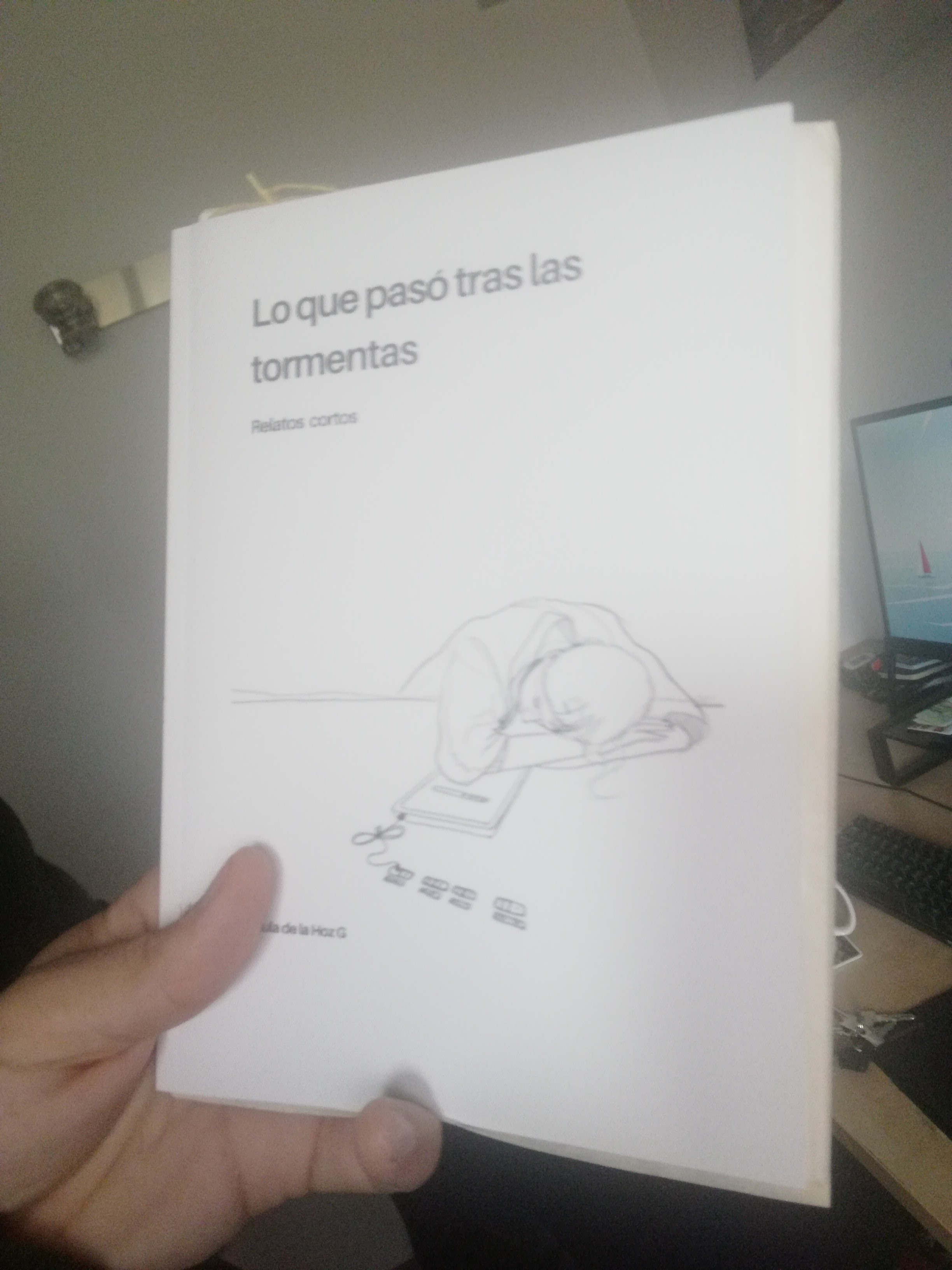 Sosteniendo el libro "Lo que pasó tras la tormenta"