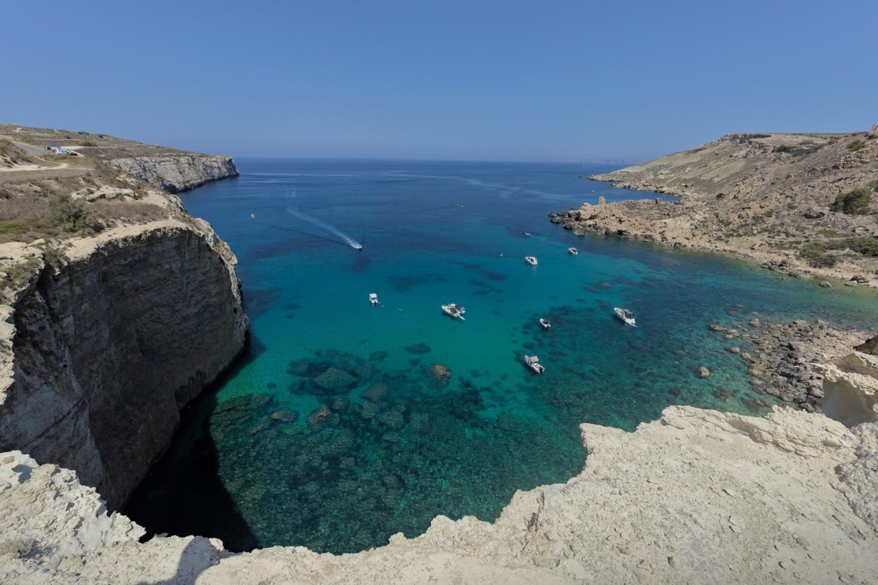 Costa maltesa: penyassegats, turquesa i barques.