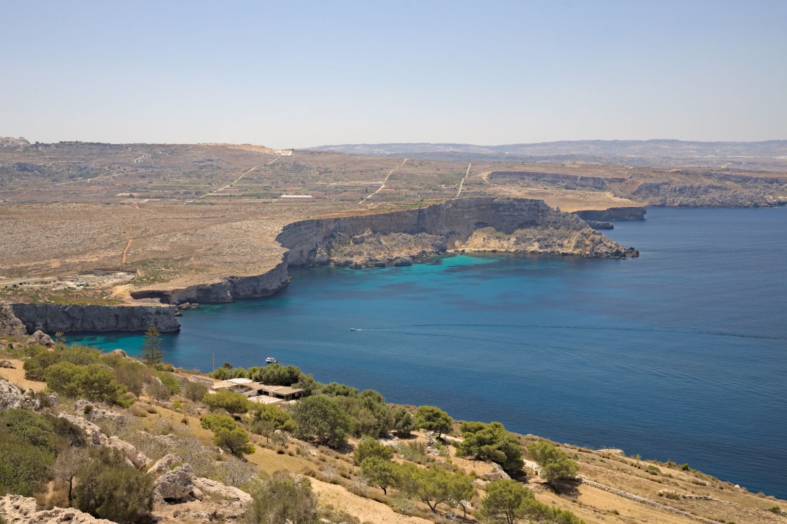 Fotografia de la costa maltesa amb penyasegats.