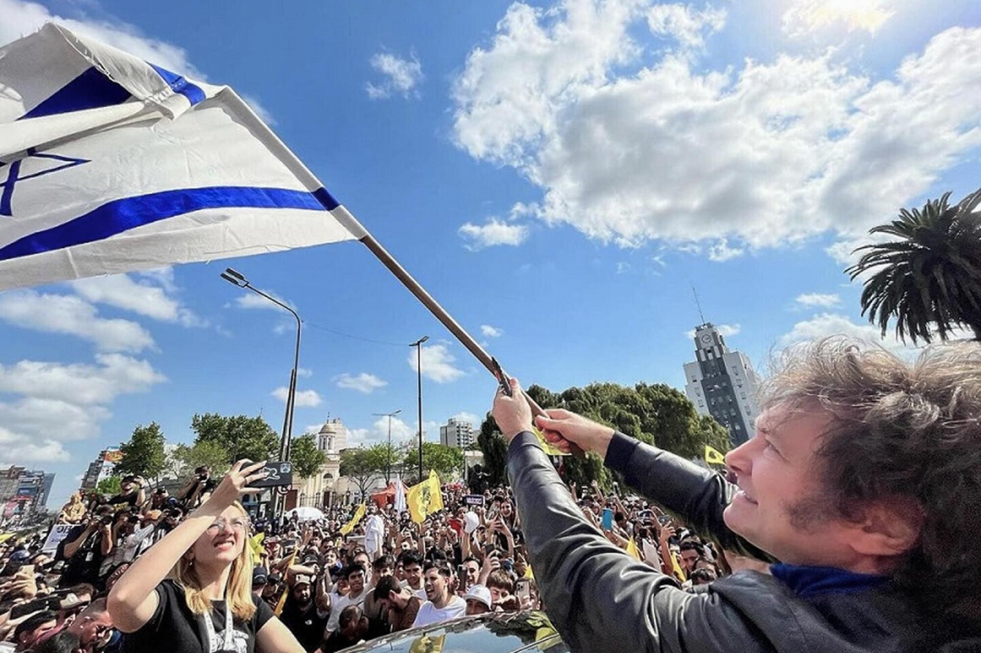 Javier Milei ondea la bandera de Israel. Foto: La Libertad Avanza